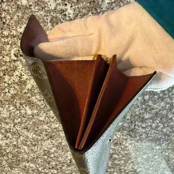 Louis Vuitton Monogram Portefeiulle
Sarah Long Bifold Wallet authentic - Picture 11 of 17